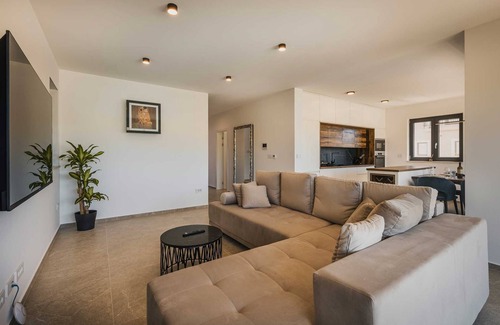 Gulici Villa | Luxurious 3-BR spa villa with heatable pool close to beaches