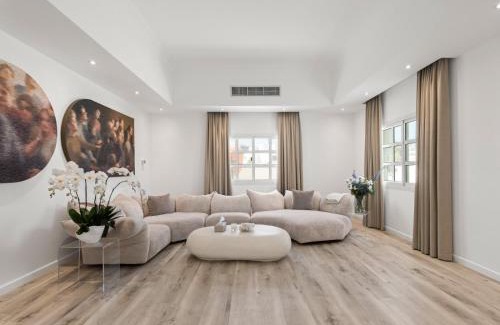 Sheikh Zayed Road Villa | Luxurious 4 BDR Villa In Umm Al Sheif