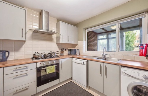 Maidstone House | Luxurious 4 bed house Maidstone Home with parking