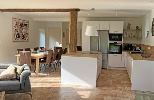 Aron Cottage | Luxurious 5-Bed Home, Private Lake, Games, Near Historic Sites