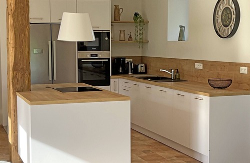 Aron Cottage | Luxurious 5-Bed Home, Private Lake, Games, Near Historic Sites