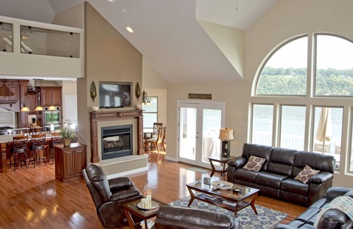 Camdenton House | Luxurious 5 bedroom, 5+ baths, gourmet kitchen, great location