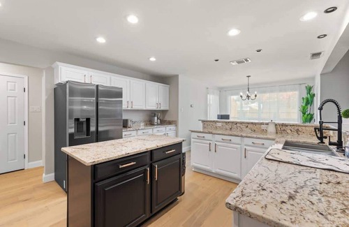 Burleson House | Luxurious 5-Bedroom Villa with Pool In Fort Worth