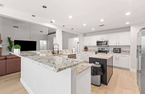 Burleson House | Luxurious 5-Bedroom Villa with Pool In Fort Worth