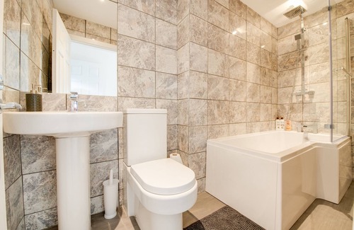 Portsmouth Apartment | Luxurious 5* Groundfloor 1bedroom flat with additional sofa bed and garden. Pets
