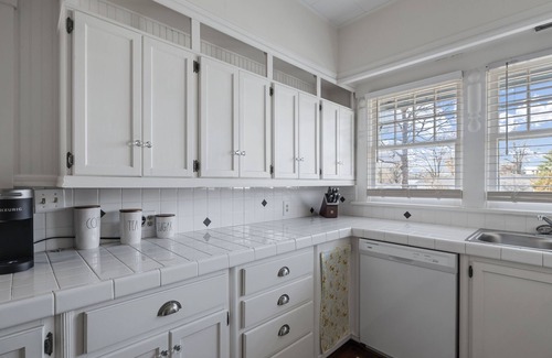 Ozark House | Luxurious 5-Star Home, Heart of Ozark, MO - Ideal for Memorable Getaways!