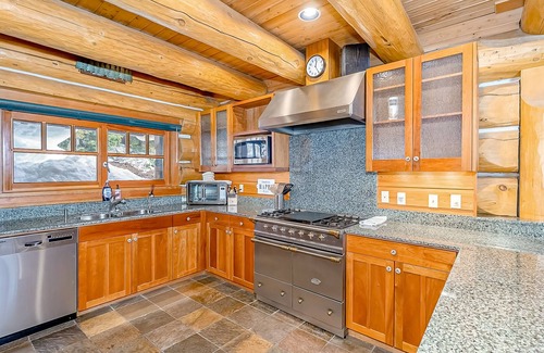 Snoqualmie Pass House | Luxurious 6000-square-foot mountain estate on 10 acres with hot tub & firepit