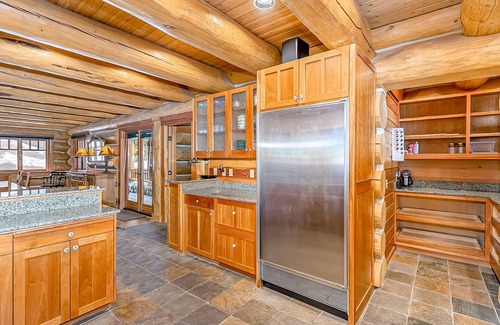 Snoqualmie Pass House | Luxurious 6000-square-foot mountain estate on 10 acres with hot tub & firepit