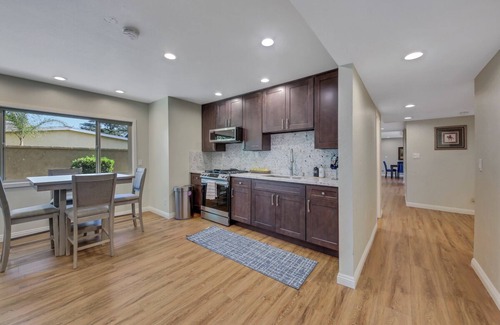 Northwest Anaheim House | Luxurious 6BR Retreat w Pool & Jacuzzi Disneylandnn