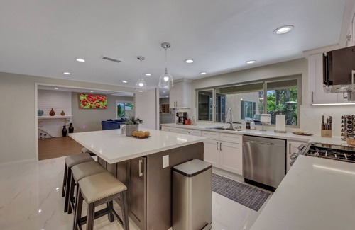 Northwest Anaheim House | Luxurious 6BR Retreat w Pool & Jacuzzi Disneylandnn