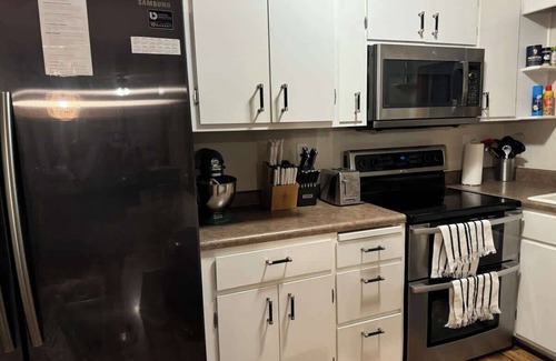 Lincoln House | Luxurious 6BR w/ Ping Pong Playset & BBQ