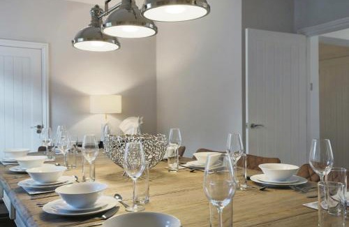 Barnt Green House | Luxurious 7-Bedroom Home in Solihull, close to NEC & BHX