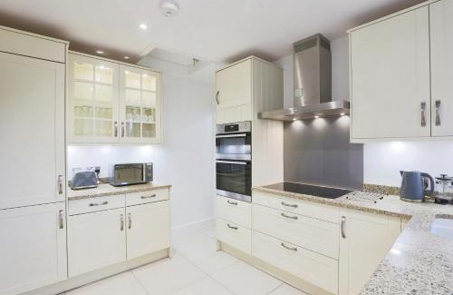 Barnt Green House | Luxurious 7-Bedroom Home in Solihull, close to NEC & BHX