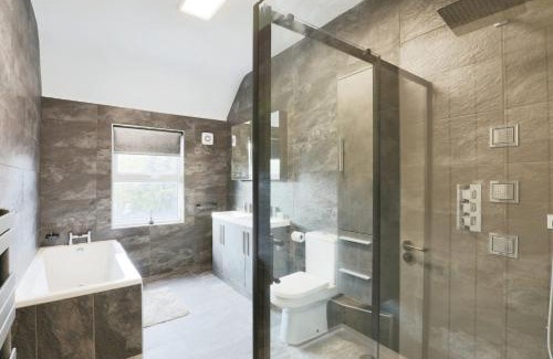Barnt Green House | Luxurious 7-Bedroom Home in Solihull, close to NEC & BHX