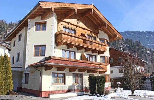 Stumm Apartment | Luxurious Apartment in Kaltenbach with Saana