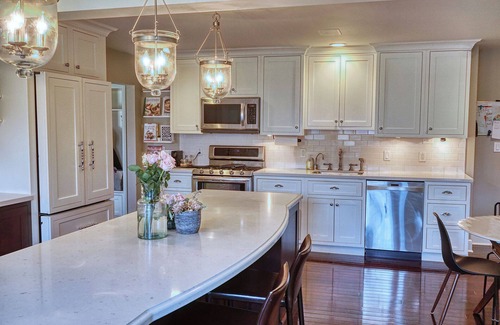 Williamsville House | Luxurious, comfortable pool home in Buffalo, minutes from Niagara Falls