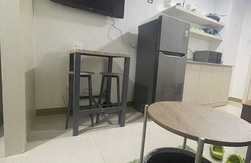 Las Pinas Condo | Luxurious Condo overlooking the pool