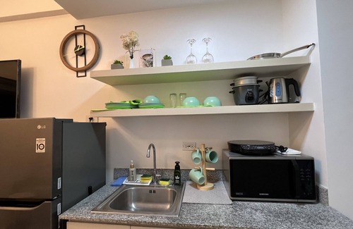 Las Pinas Condo | Luxurious Condo overlooking the pool