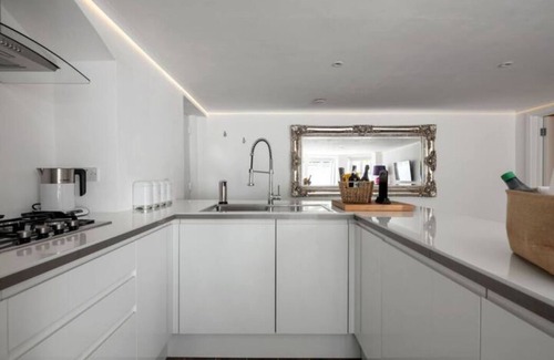 Redbridge Apartment | Luxurious & Cosy, 1 Bedroom Apartment with Parking & Private Terrace