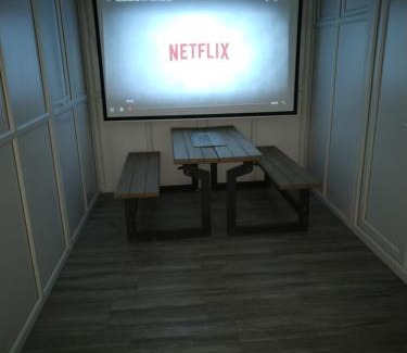 Lansbury House | Luxurious En-suite Soft Water Air Conditioning TV ETHERIUM