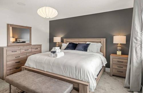 Southwest Edmonton House | Luxurious Entire House with Cental AC, Double Car Garage Parking, Upgraded Appliances, King Size Bed, Two Living Rooms & More