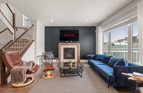 Southwest Edmonton House | Luxurious Entire House with Cental AC, Double Car Garage Parking, Upgraded Appliances, King Size Bed, Two Living Rooms & More