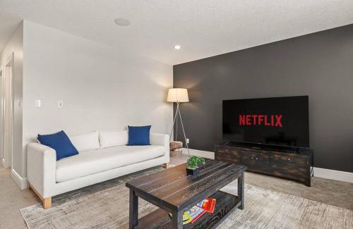 Southwest Edmonton House | Luxurious Entire House with Cental AC, Double Car Garage Parking, Upgraded Appliances, King Size Bed, Two Living Rooms & More