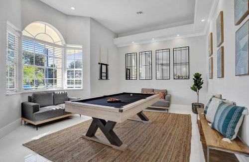 Davie House | Luxurious Estate 8BR w Heated POOL & GAMEROOM - 24 Guests