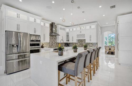 Davie House | Luxurious Estate 8BR w Heated POOL & GAMEROOM - 24 Guests