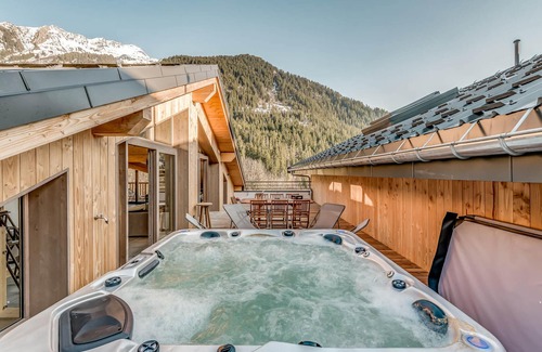 Champagny-en-Vanoise Apartment | Luxurious 7-Room Duplex for 14 with Jacuzzi & Sauna in Champagny-en-Vanoise