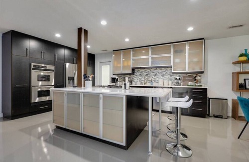 Gainesville House | Luxurious Home in Upscale Neighborhood. EV Charger. Furnished backyard patio.