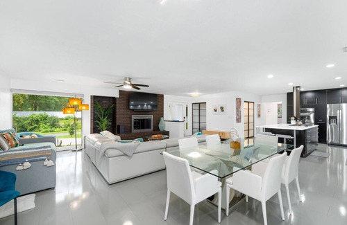 Gainesville House | Luxurious Home in Upscale Neighborhood. EV Charger. Furnished backyard patio.