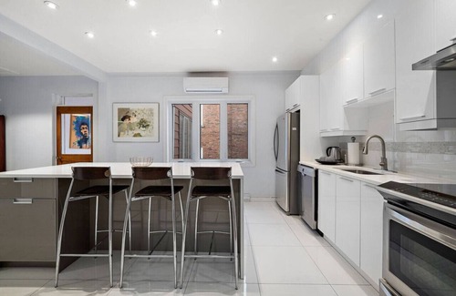 Cote-Des-Neiges—Notre-Dame-De-Grace House | Luxurious House Big Terrace | Sleeps 16 | 3bath