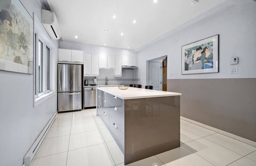 Cote-Des-Neiges—Notre-Dame-De-Grace House | Luxurious House Big Terrace | Sleeps 16 | 3bath