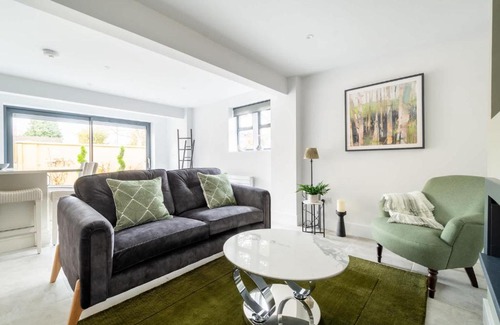 Cheltenham House | Luxurious House Lodge & Garden Private Parking