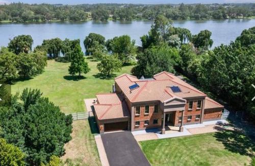 Lochvaal Villa | Luxurious House on the water