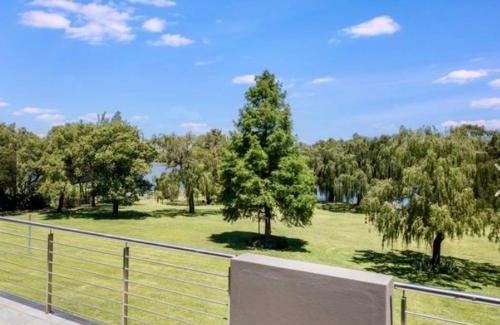 Lochvaal Villa | Luxurious House on the water