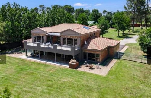 Lochvaal Villa | Luxurious House on the water
