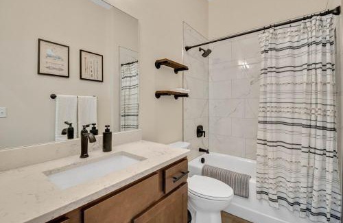 Chattanooga House | Luxurious Industrial Downtown Suite