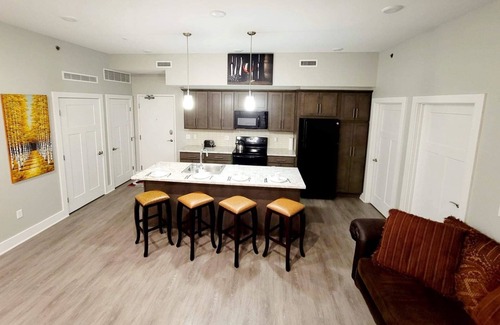 Heartside Apartment | Luxurious King bed Downtown minutes from Hospital