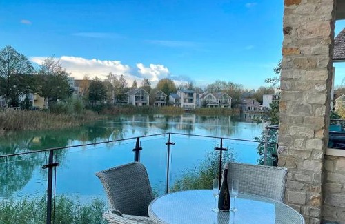 Malmesbury House | Luxurious Lakefront Home with Pool/Spa Access