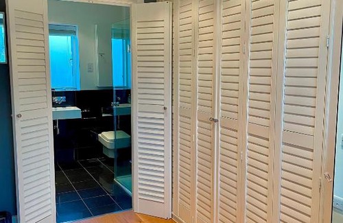 Malmesbury House | Luxurious Lakefront Home with Pool/Spa Access