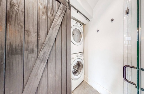 Smoketown Jackson House | ♥Luxurious Large Home w/ Private Yard Near Nulu