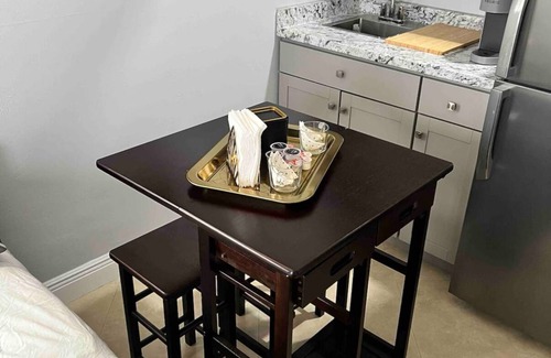 Hialeah Apartment | Luxurious little home!