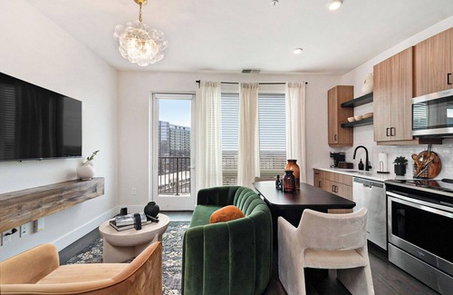 Westside Apartment | Luxurious living Midtown/free on site parking!