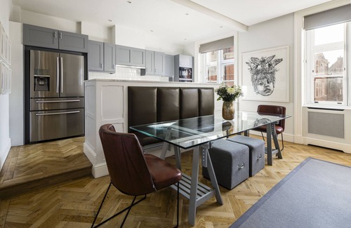 City of Westminster Apartment | Luxurious Mayfair Home by Hyde Park