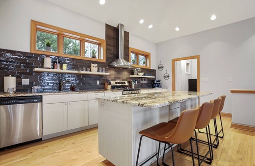 Berkeley Springs House | ✨Luxurious Mountaintop Lodge🏔️WOW Scenic Views🫧Hot Tub under the BIG SKY STARS 🌟
