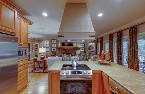 Sapphire House | Luxurious Mountain Escape - Crisp Mountain Air Beckons.