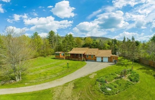 Maplecrest Apartment | Luxurious Mt Retreat Sauna Hot Tub Fire Pit & Park