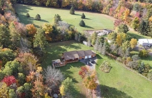 Maplecrest Apartment | Luxurious Mt Retreat Sauna Hot Tub Fire Pit & Park